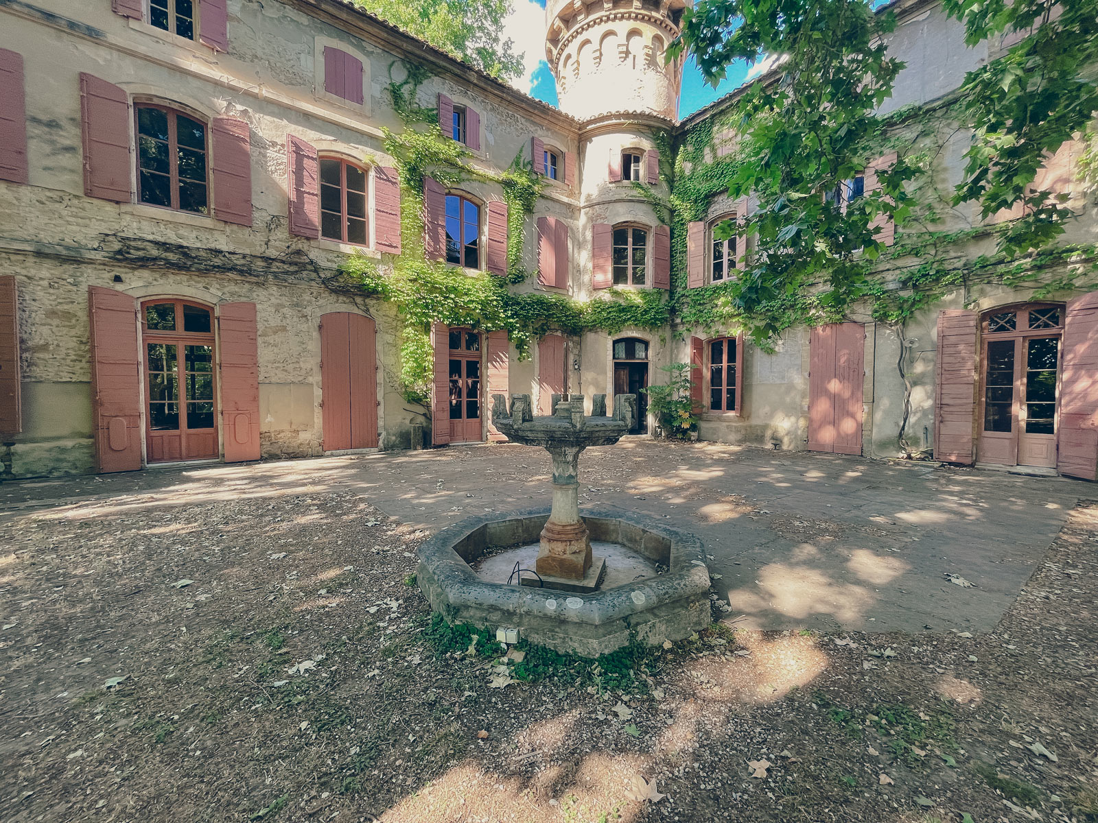 cour_chateau-les-taillades_vignobles-vellas.com_1600x1200px