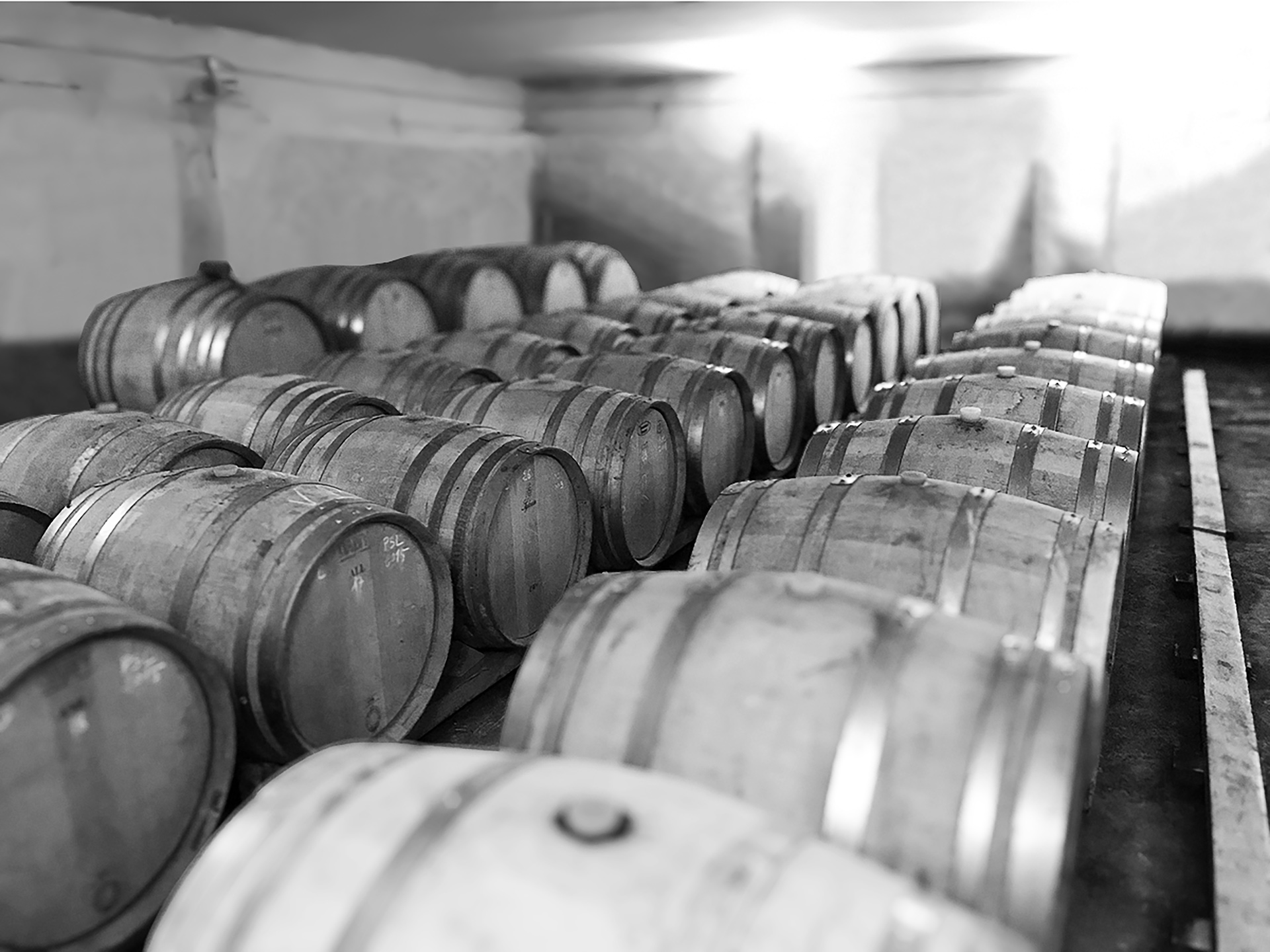 barriques_01_euziere_vignobles-vellas.com_1920x1440px