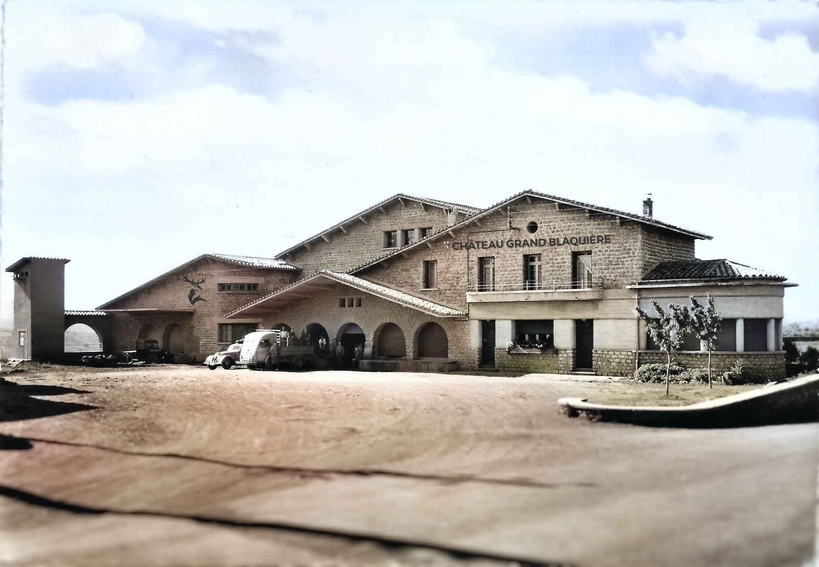 chateau_grand-blaquiere_vignobles-vellas.com_1600x1107px