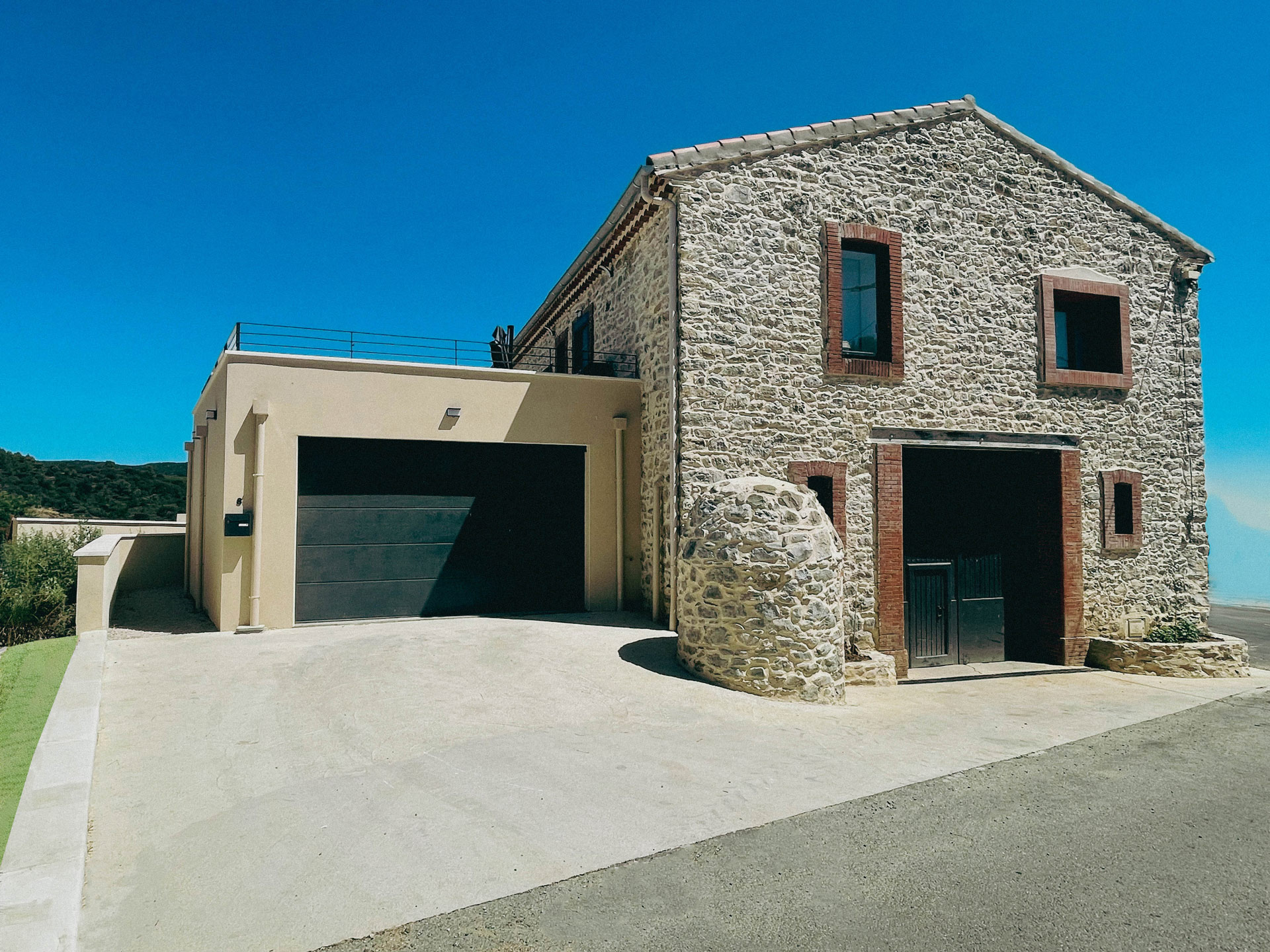 gite_berlou_exterieur-01_vignobles-vellas_1920x1440px