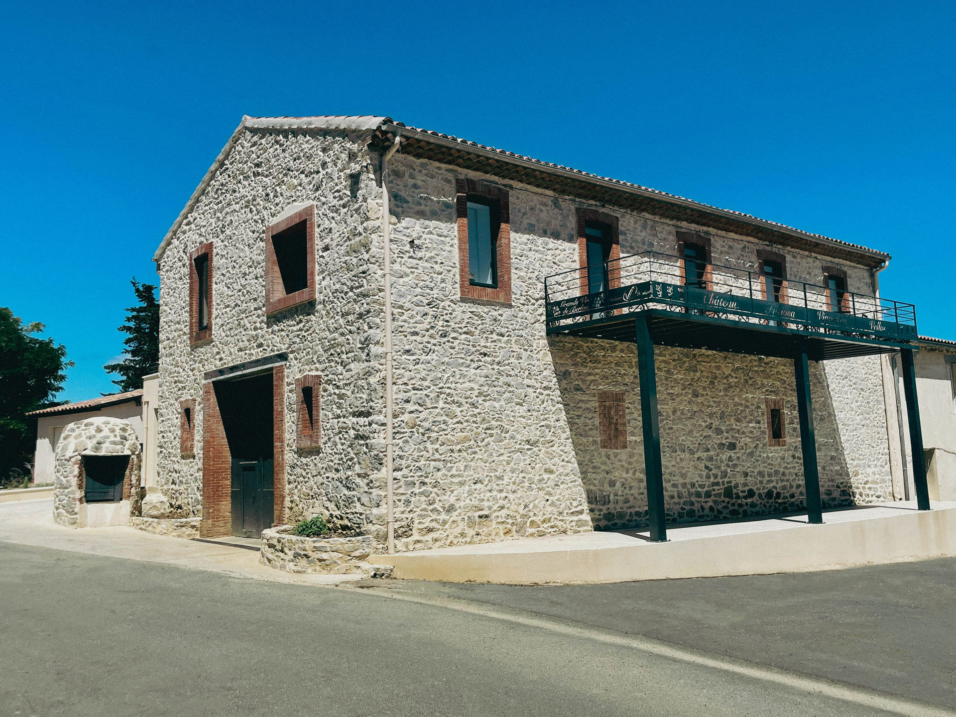 gite_berlou_exterieur-02_vignobles-vellas_1920x1440px Vue extérieure sur la façade du gîte de Berlou - Gîte Saint-Chinian - Vignobles Vellas