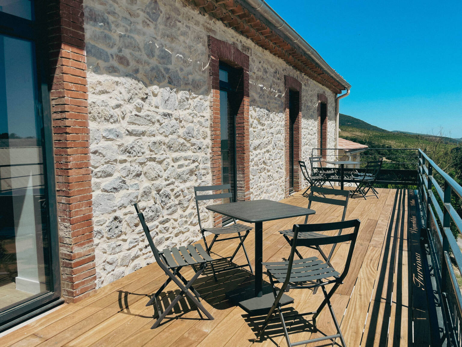 Gîte de charme à Berlou avec terrasse vue sur les vignes – Vignobles Vellas