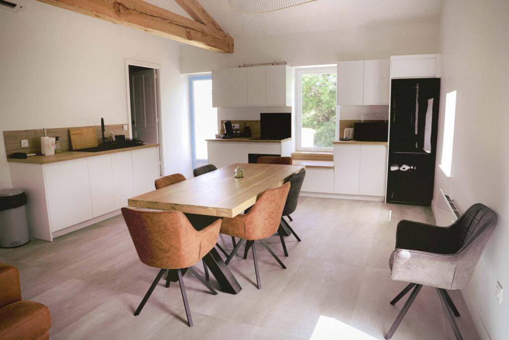 Salle à manger du gîte Ahouu en Languedoc